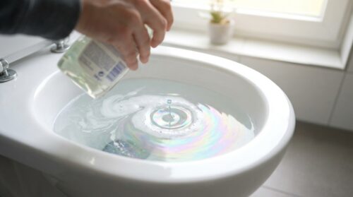 Wie ein kleiner Klecks Spülmittel in der Toilette überraschende Effekte erzeugt
